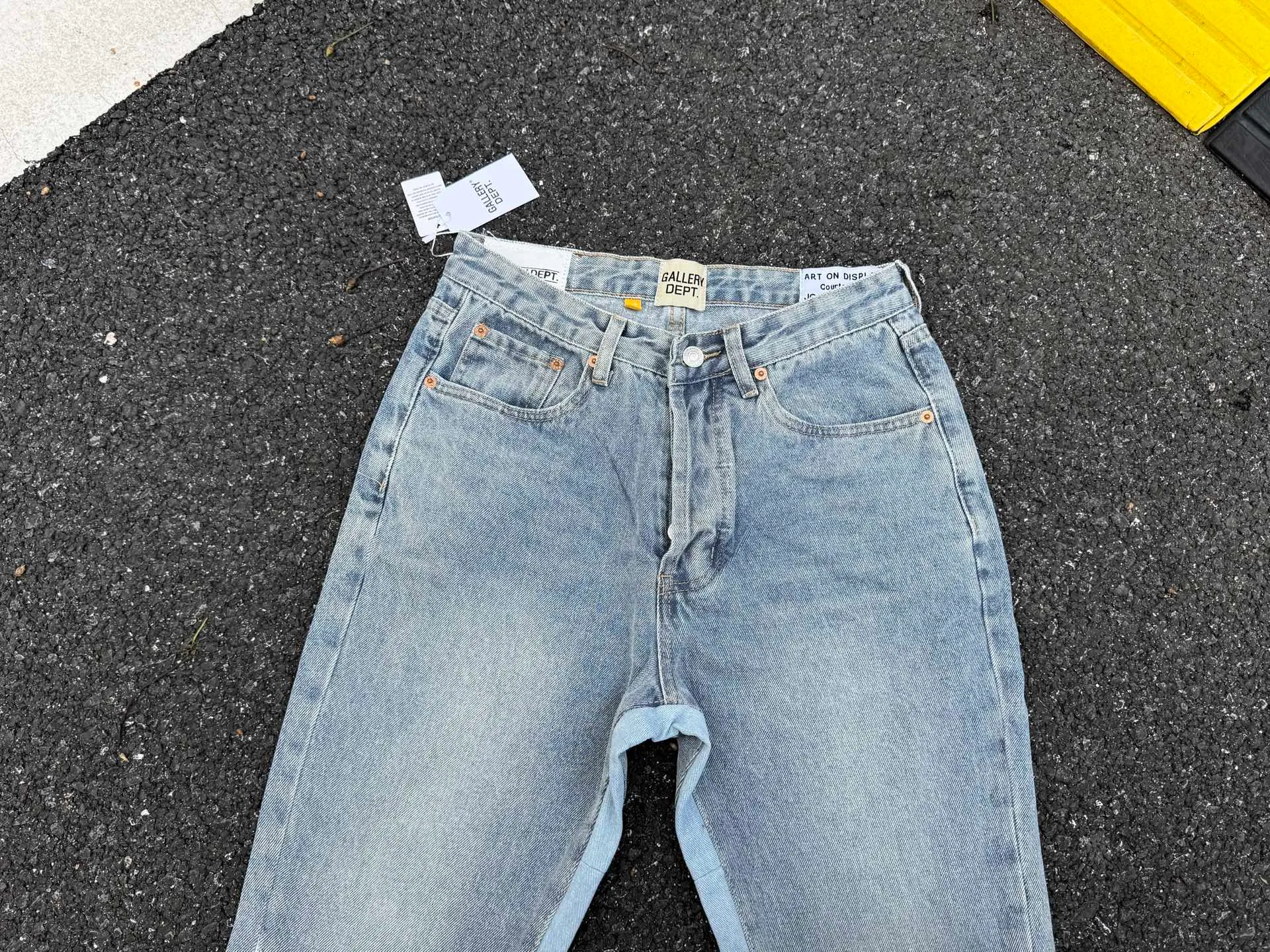P246💰G11 GALLERY DEPT. Denim bell-bottoms, washed and distressed spliced ​​jeans. GALLERY is attracted by these bell-bottoms. Whether it is a reset of Carhartt or Levis, it creates a strong brand style. Since these pants are modified from rare vintage, the production capacity is limited. Therefore, after many icons wore them, these pants were once hard to find. Later, perhaps due to the improvement of GD's business in the past two years and the expansion of production lines, the brand itself lowered the price, so I can't wait any longer for these pants this year and will definitely buy them. During the process of the denim washing plant, the owner of the washing plant helped introduce a boss who had worked for Levi's foundry and started his own business. This also paved the way for the following styles. Therefore, Levi's remodeled single product for the base plate is really familiar. Whether it is the fabrics supplied or the lathes used in production, there is nothing to choose from. -Color: blue -Size: S-XXL (corresponding to 28-36)